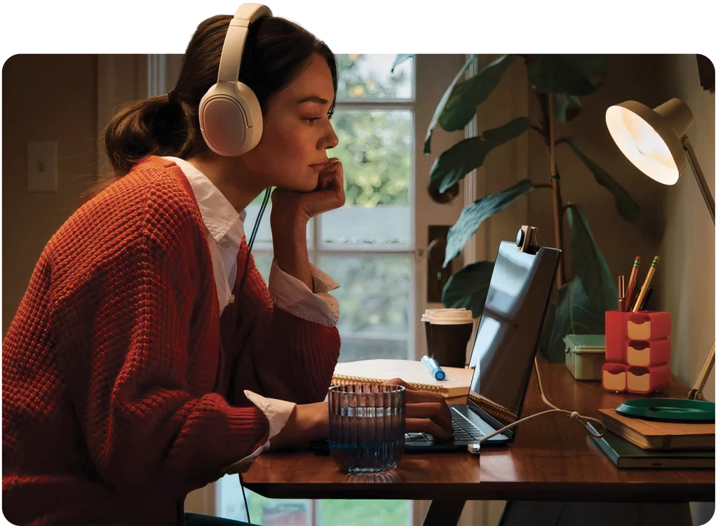 Jeune fille de profil très concentrée travaillant sur son ordinateur à son bureau